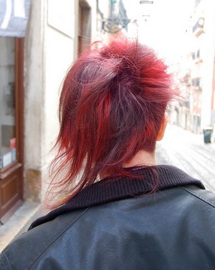 asymetryczny tył fryzury krótkiej, jaśniejsze czerwone pasemka na ciemniejszych czerwonych włosach, uczesanie damskie zdjęcie numer 112